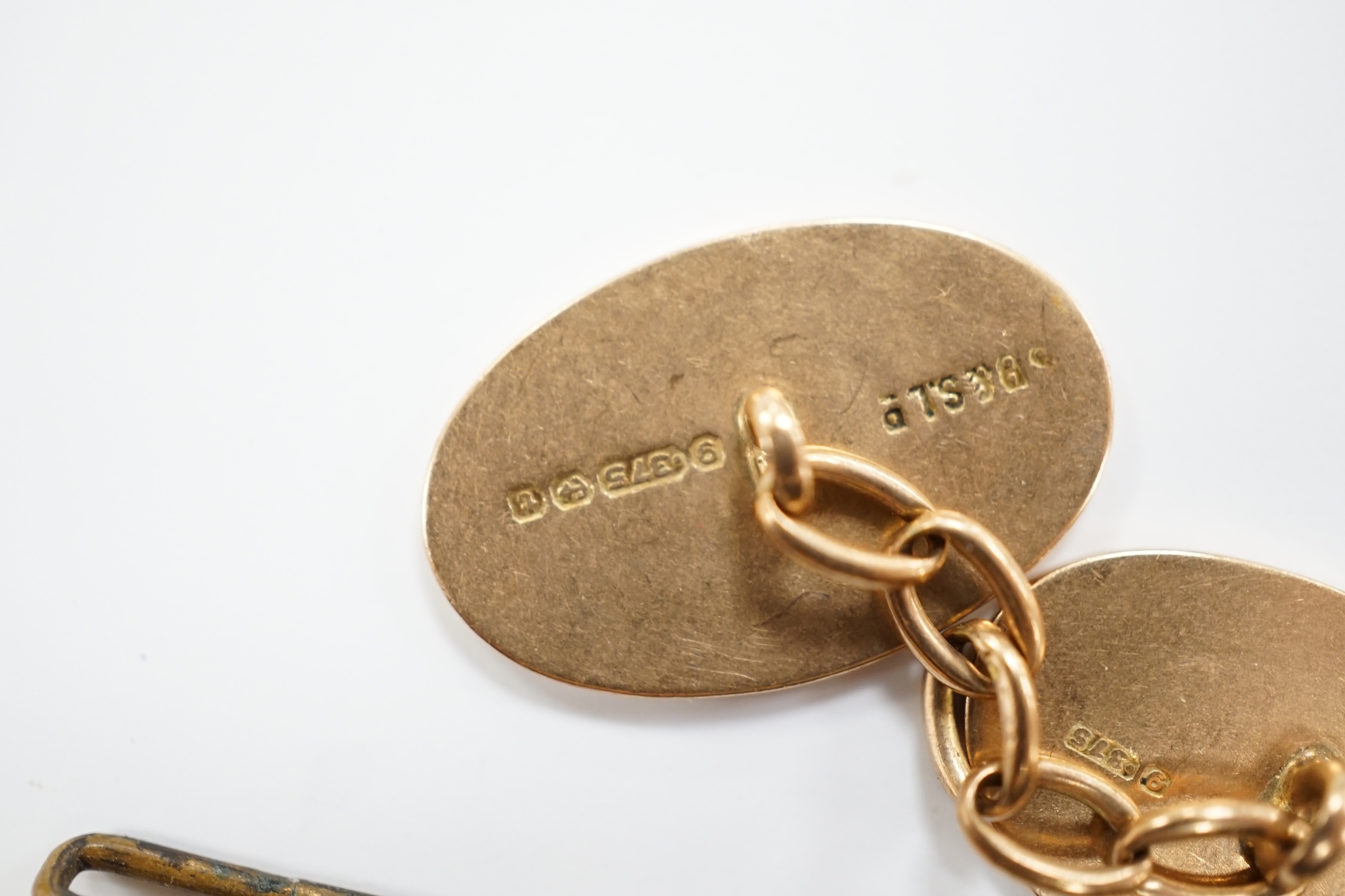 A pair of 9ct gold oval cufflinks, a modern 9ct gold chain, 12.2 grams and a 9ct gold wrist watch (a.f.).